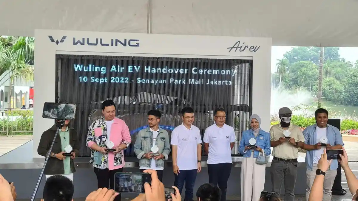 Wuling Serah Terima Mobil Listrik Air EV kepada 100 Pembeli Pertama di Perayaan World EV Day