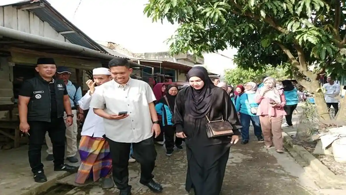 Air Mata Haru di Sukarami, Camat Fadly Kunjungi Warga yang Terbaring Sakit
