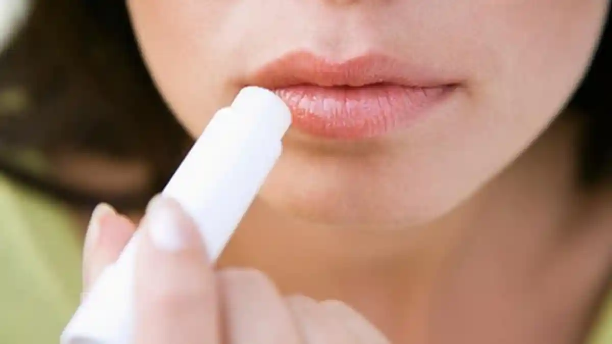 Perawatan Bibir Sangat Penting, Wanita Harus Tahu! Inilah Beda Lip Balm, Lip Gloss, dan Lip Butter