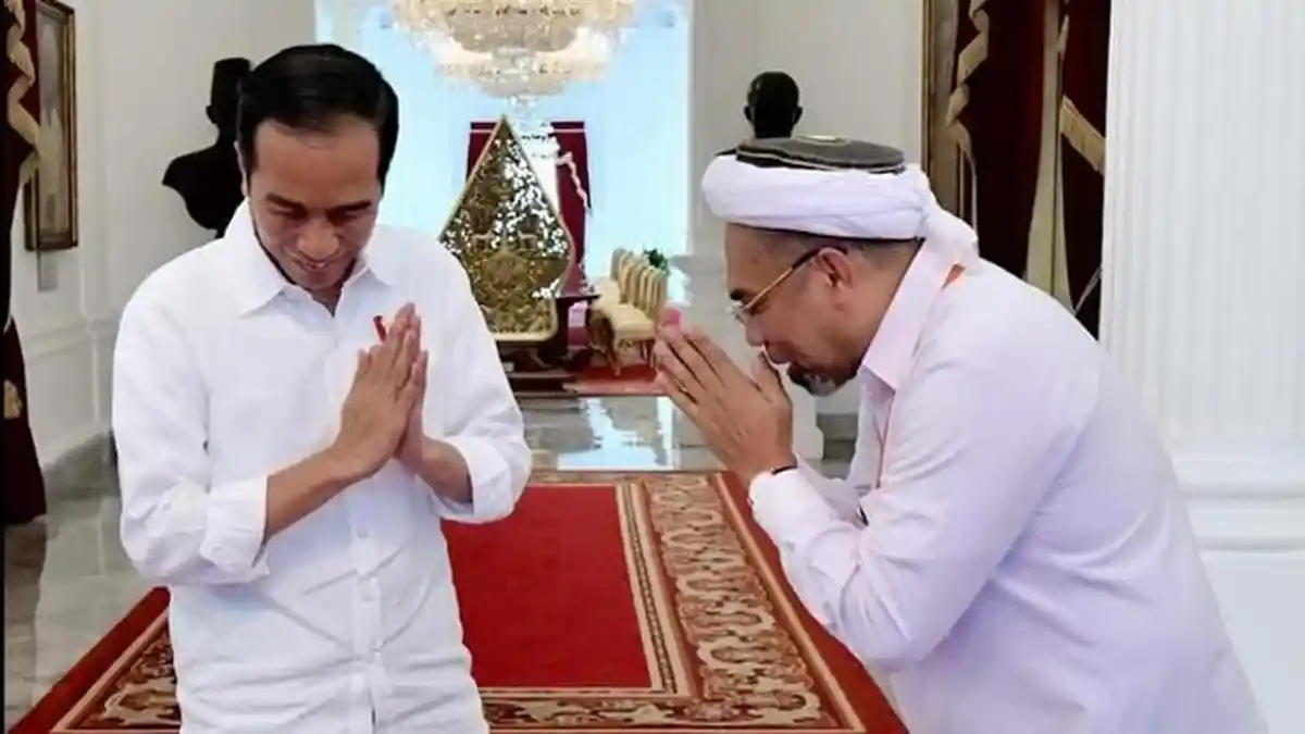 Salam Ali Mochtar pada Jokowi jadi Sorotan, Ini Spekulasi soal Makna di Balik Gestur Sang Presiden