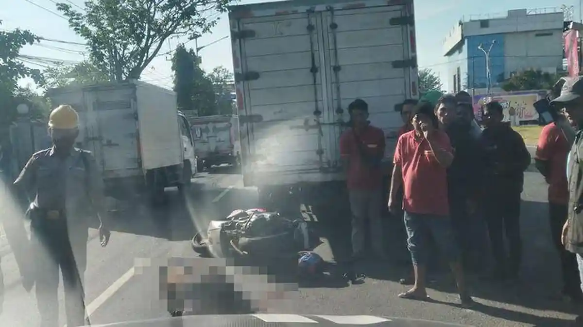 Kurang Waspada Berujung Maut, Pemotor di Cirebon Tewas Hantam Belakang Truk yang Melaju Searah
