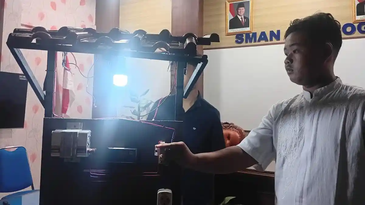 Dari Cacahan Sampah Plastik Disulap Jadi Genteng Smart Light Energy Skala Rumah Tangga dan Sekolah