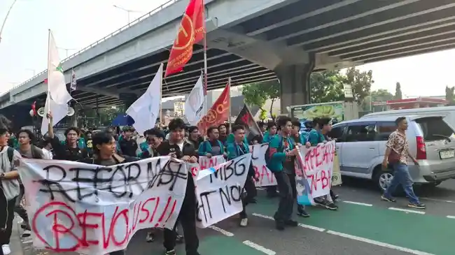 Gelar Longmarch di Rawamangun, Aliansi UNJ Melawan Tolak Harga BBM Naik Hingga Minta MBG Dihentikan