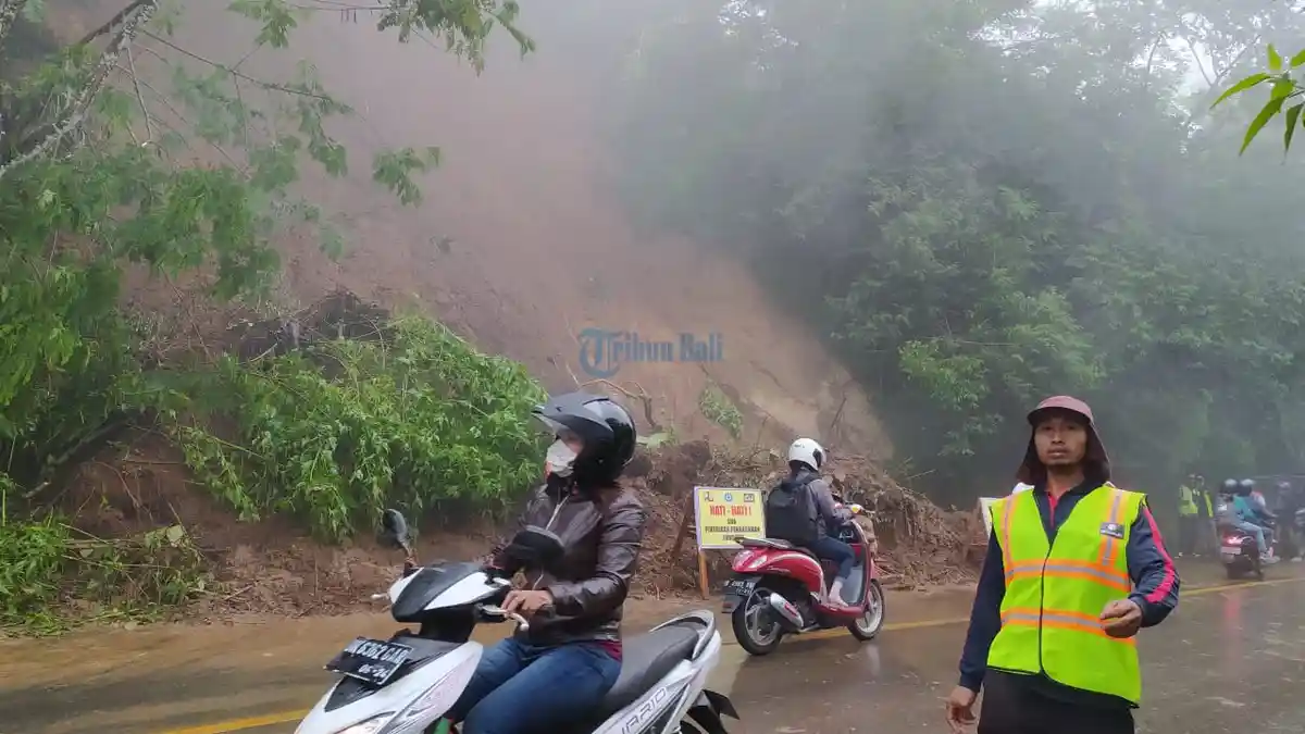 Tanah Setinggi 20 Meter Longsor, Jalur Gitgit Buleleng Macet Selama 30 Menit