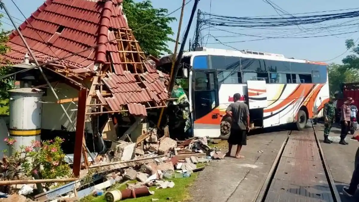 Baut As Roda Depan Lepas, Bus Jawa Indah Tabrak Motor dan Pos JPL di ...