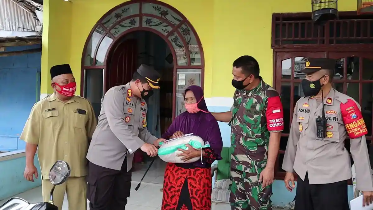 Kapolres Gresik Berikan Bantuan Kepada Korban Kerusuhan Oknum Pesilat di Balongpanggang