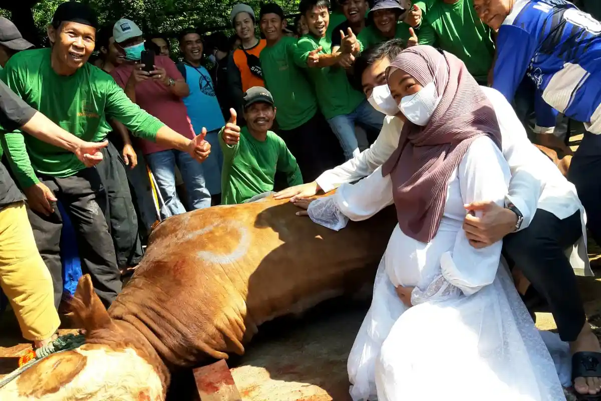 Ria Ricis Kurban 3 Ekor Sapi, Menangis Lihat Sapinya Saat Akan Disembelih, Ini Penyebabnya