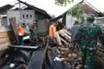 Babinsa Koramil Kao Bantu Warga Terdampak Puting Beliung