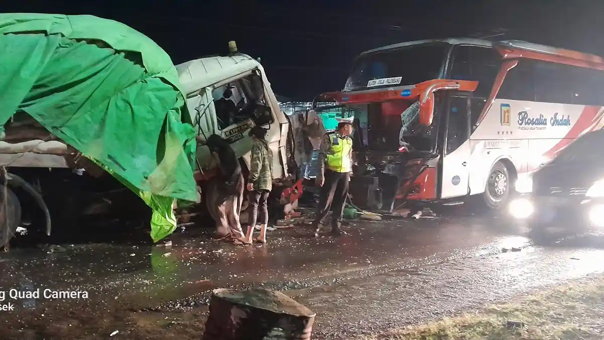 Kronologi Kecelakaan Adu Banteng Bus Rosalia Indah dengan Truk Semen di Kendal