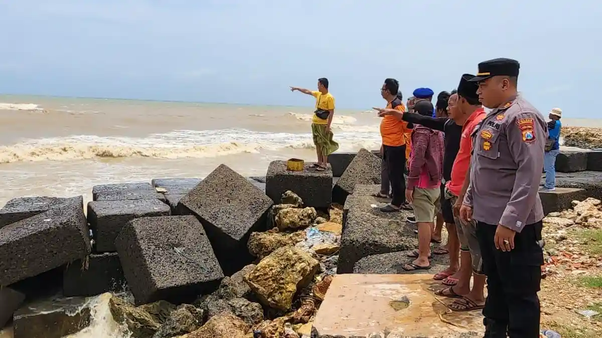 Kapal Nelayan Terbalik Diterjang Ombak di Pamekasan, 2 Nelayan Hilang Terhanyut