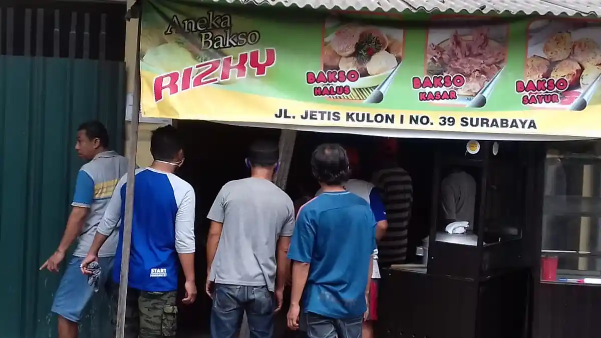 Colokan Korsleting, Warung Bakso di Surabaya Nyaris Terbakar, Warga Padamkan Api Pakai APAR