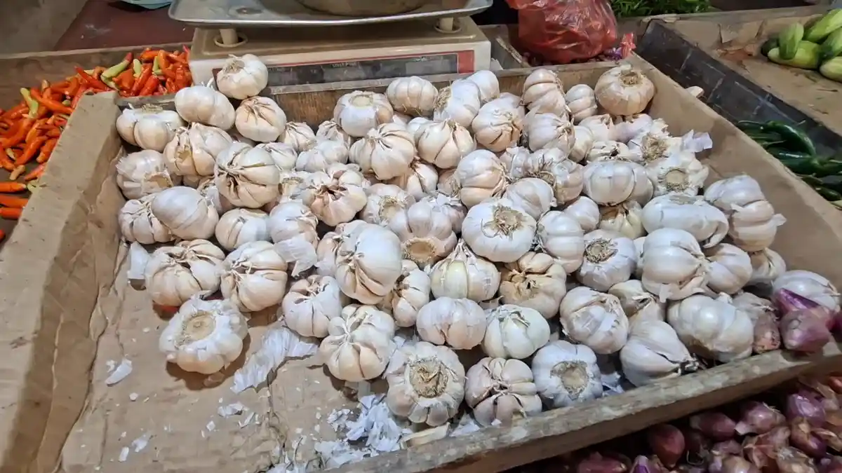 Harga Melonjak, Perubahan Harga Bawang Putih Kejutkan Pedagang di Pasar Kota Bogor