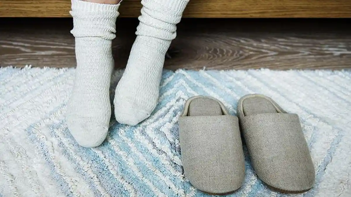 Pakai Alas Kaki di Dalam Rumah Tingkatkan Kesehatan, Ini Alasannya