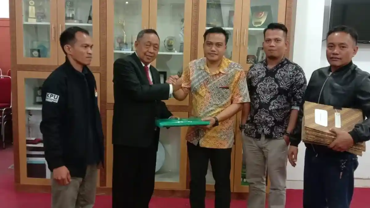 KPU Toraja Utara Serahkan Hasil Pleno Penetapan 30 Kursi DPRD Toraja Utara