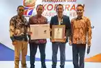 Direktur-Utama-PT-Semen-Tonasa-Asruddin-menerima-penghargaan.jpg