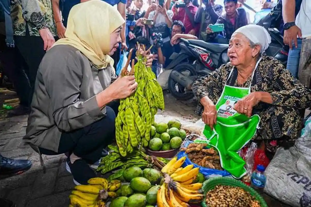 Rutin Kampanye di Pasar, Cagub Jatim Khofifah Borong Dagangan Pedagang hingga Ajak Berdialog