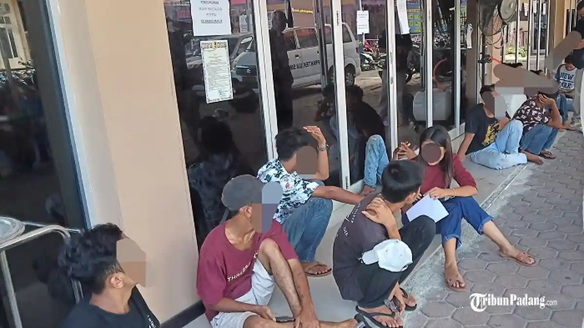 Kasat Reskrim Polresta Padang Sebut Polisi Hampir Ditabrak dan Sasaran Lemparan Petasan