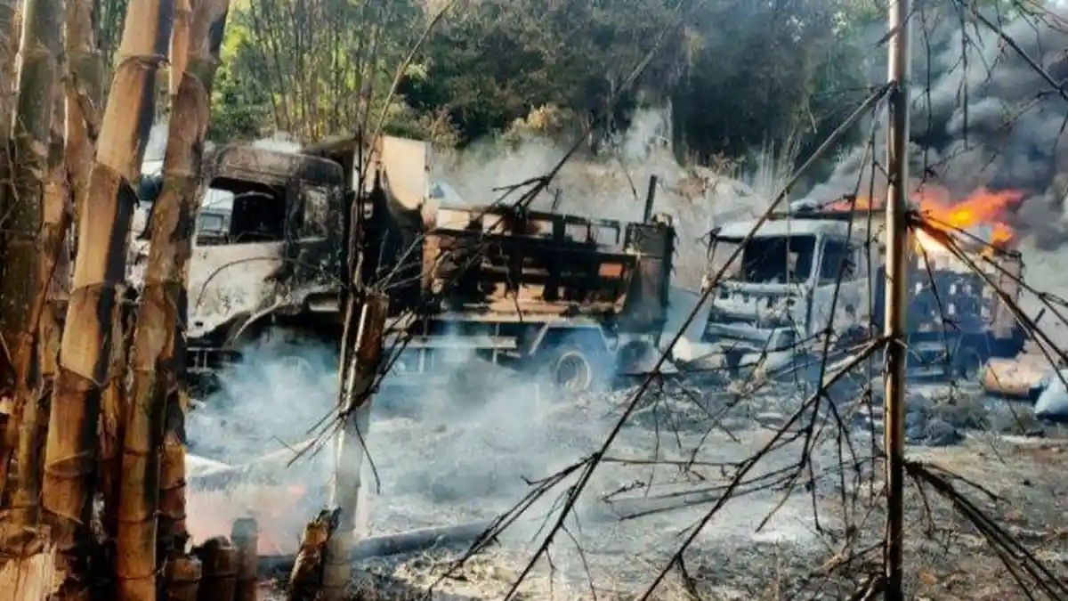 Tentara Bakar 3 Kendaraan, 35 Penumpang Hangus Terbakar Termasuk Wanita dan Anak-anak