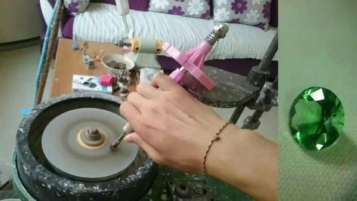 Kekasihnya Merengek dan Minta Dibelikan Cincin Berlian, yang Dilakukan Pria Ini Bikin Kagum