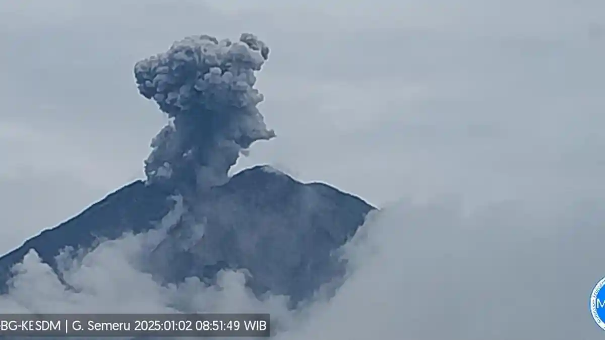 Gunung Semeru Erupsi, Waga Diminta Tidak Beraktivitas di Radius 8 Km dari Puncak