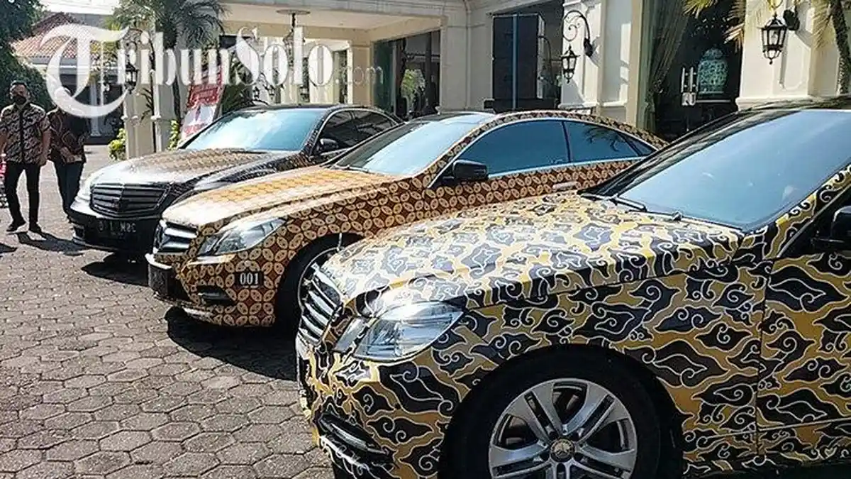 Hari Batik Nasional, 3 Mobil Mewah di Solo Ditempeli Stiker Batik, Dibawa ke Acara Amal