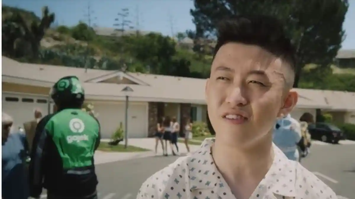 Ada Gojek di Video Klip Lagu 100 Degrees Rich Brian, Netizen Heboh