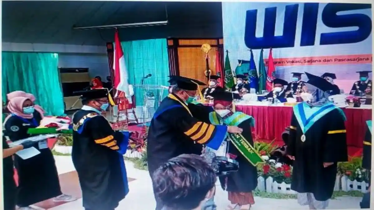 1.557 Mahasiswa Institut STIAMI Diwisuda, Ada yang Diwisuda Secara Drive Thru, Ini Kata Sandiaga Uno