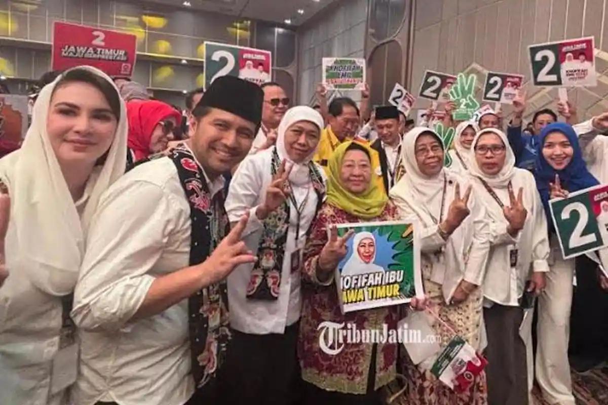 Khofifah-Emil Dapat Nomor Urut 2 di Pilgub Jatim 2024, Langsung Sungkem Guru serta Bu Nyai dan Kiai