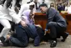 Sujud Syukur Orang Tua ABK Batam di RDPU Komisi III DPR RI 