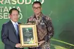 Penyerahan-penghargaan-Green-Leadership-PROPER.jpg