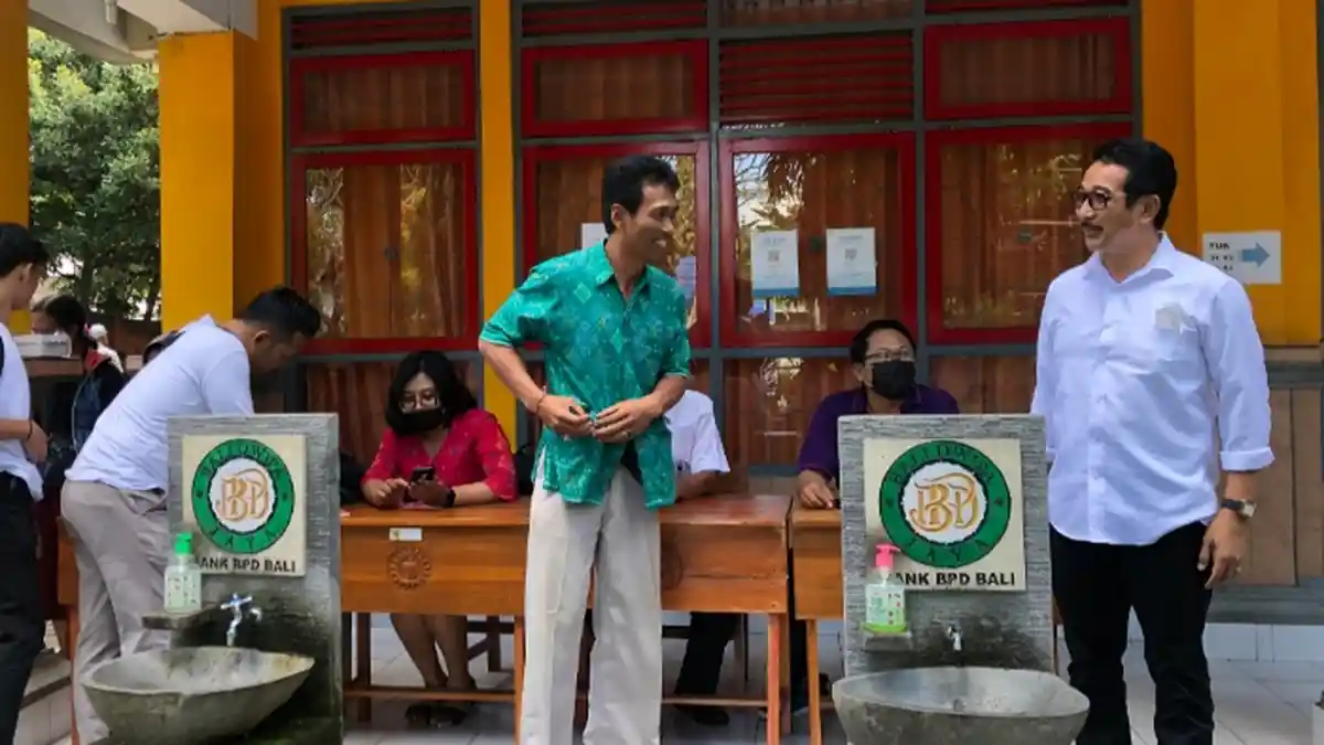 Kadisdikpora Bali Sidak SMA/K Hari Pertama PPDB, Penekanan Pada Siswa Kurang Mampu,Ini Penegasannya 