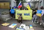 Demonstrasi Mengecam Invasi di Depan Kedubes Rusia