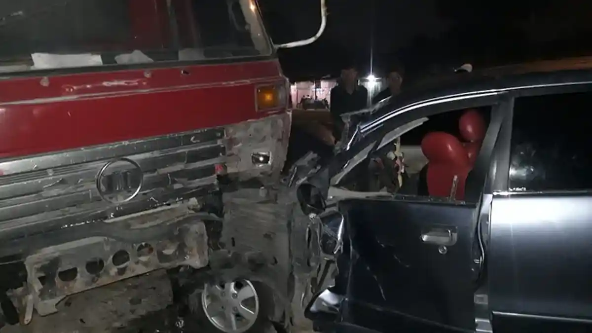 Minibus Tabrak Truk Parkir di Jalan Bypass Padang, Pengendara dan 5 Penumpang Luka-luka