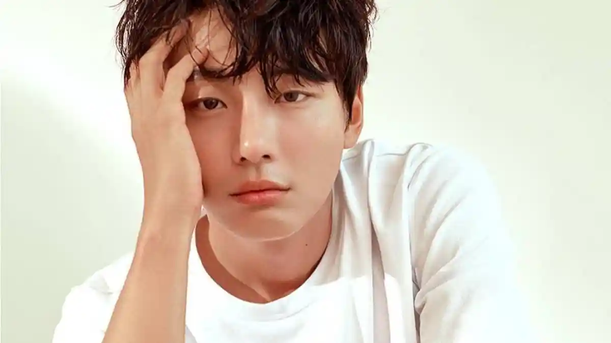 Aktor Korea Yoon Shi Yoon Ditinggal Kakek yang Merawatnya Selama 15 Tahun