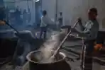 Pembagian Bubur Asyuro di Palembang