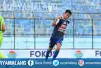 arema-fc-hanif-sjahbandi-usai-cetak-gol-ke-gawang-bali-united-di-stadion-kanjuruhan-malang_20181021_103213.jpg