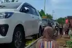 video-viral-warga-desa-sumurgeneng-kecamatan-jenu-kabupaten-tuban-beli-mobil-ramai-ramai.jpg