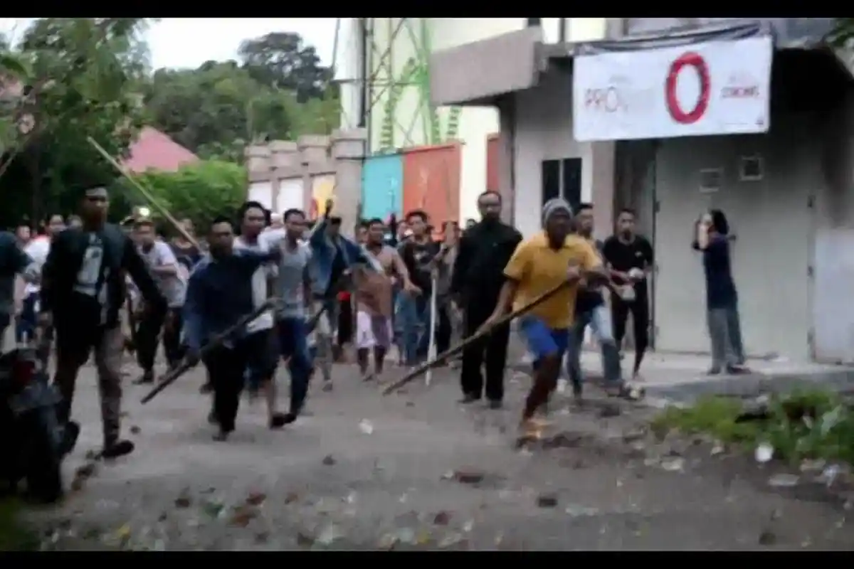 Pabrik Es Haji Lapang di Galesong Diserang Haji Tarra, Satu Polisi Luka