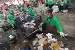 Para-pekerja-melakukan-proses-pengolahan-sampah-di-TPST-Tahura-I-Denpasar-kemarin.jpg