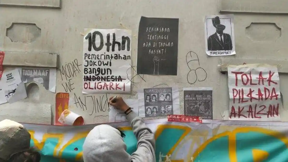 Potret Poster Jokowi dan Keluarga Saat Demo Tolak Revisi UU Pilkada di Jabar, Simak Tulisannya
