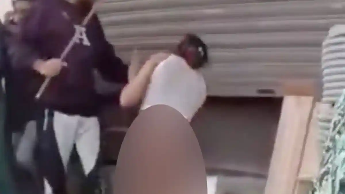 Empat Wanita Muda Ditelanjangi, Dipukul dan Diseret ke Jalan, Dihakimi Massa Gegara Kepergok Mencuri