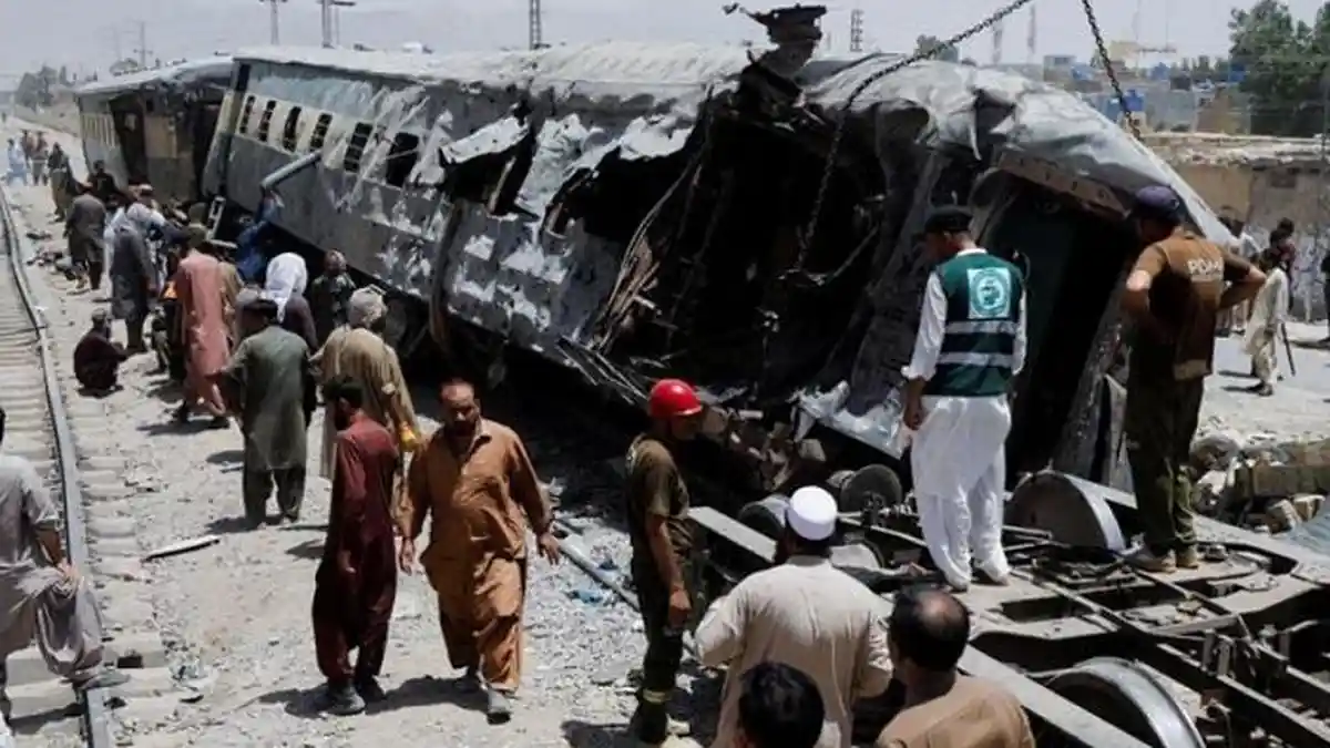 Kereta Angkut Militer Pakistan Dibom, 24 Orang Tewas