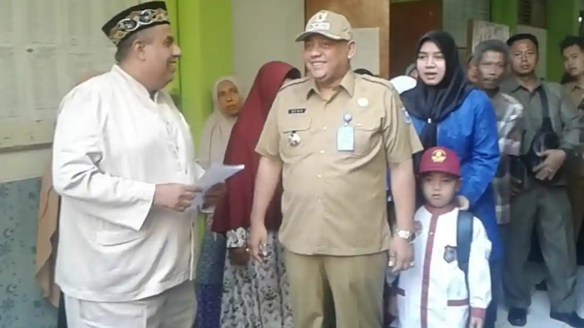 Hari Pertama Sekolah, Wali Kota Tegal Dedy Yon Antar Putranya hingga Kelas