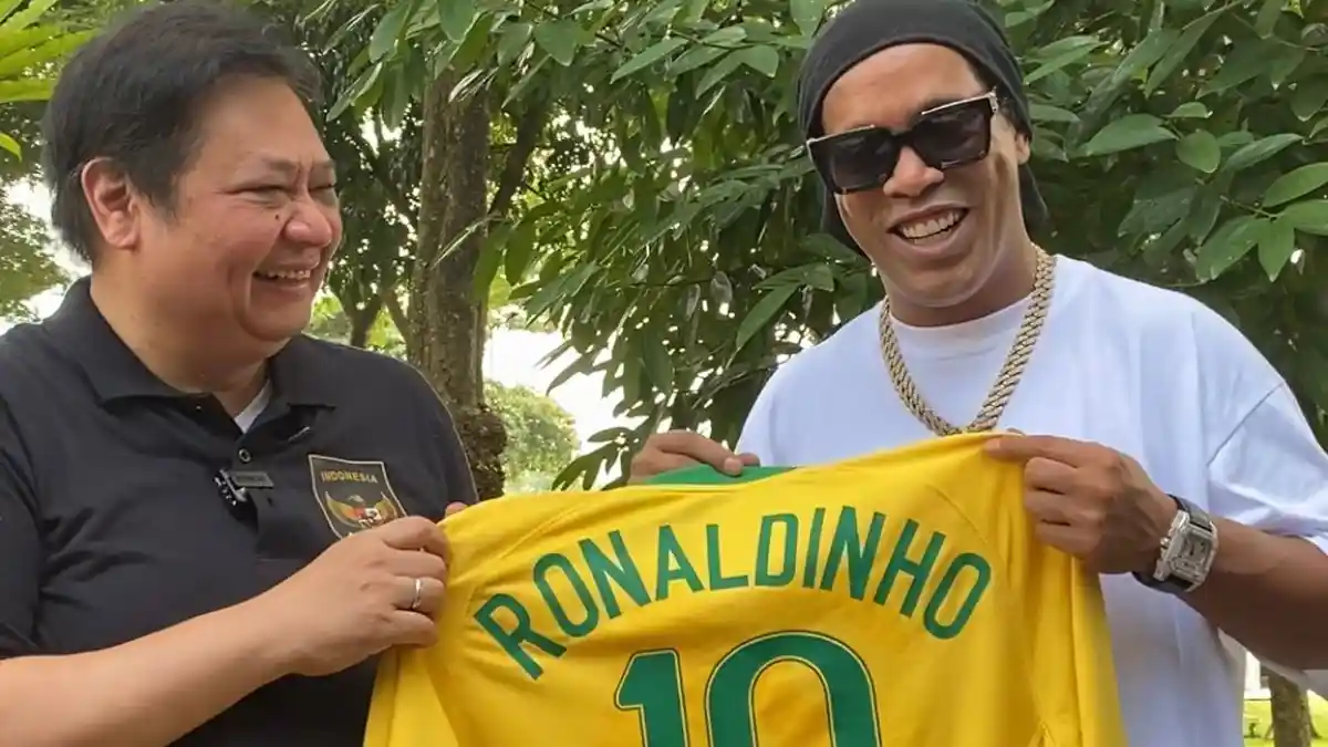 Bertemu Ronaldinho, Airlangga Tanya Rahasia Brasil Banyak Melahirkan Talenta Sepakbola