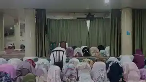 Sejumlah-jamaah-sedang-melakukan-Sholat-Tarawih-di-Masjid-Jamik-Petisah-Tengah.jpg