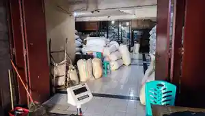 NAIK-Gudang-cengkih-UD-Pniel-di-Jalan-Sugiono-Pinaesaanlop.jpg