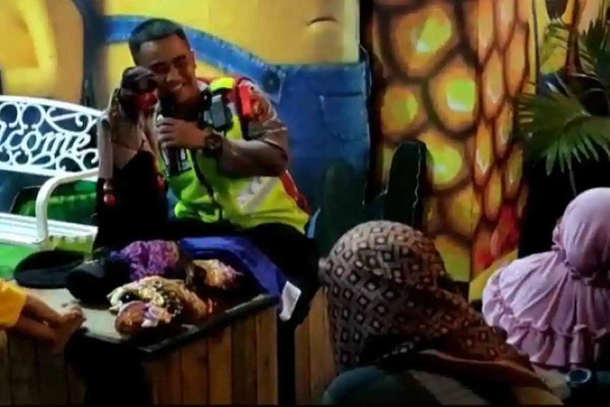 Polisi di Subang Hibur Pemudik di Rest Area 102A Tol Cipali dengan Wayang Golek, Ada Pesan Moralnya