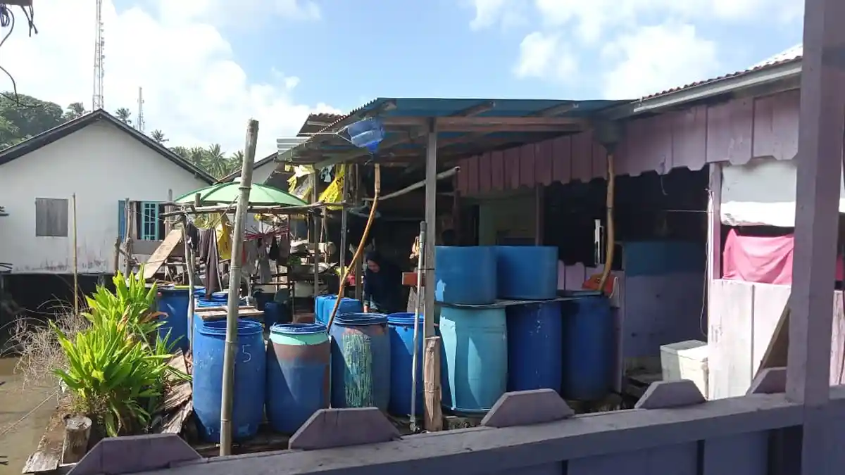 DEMI Bisa Mandi dan Minum, Warga Air Asuk Harus Beli Air Seharga Rp 25.000