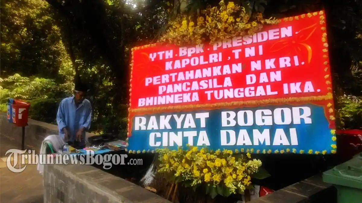 Karangan Bunga Untuk Jokowi dan TNI-Polri Dipajang di Pedestrian Kebun Raya Bogor