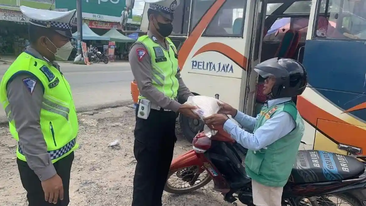 Polres Tulangbawang Salurkan Bansos Dampak Kenaikan BBM, Sasar Tukang Ojek dan Sopir Angkot
